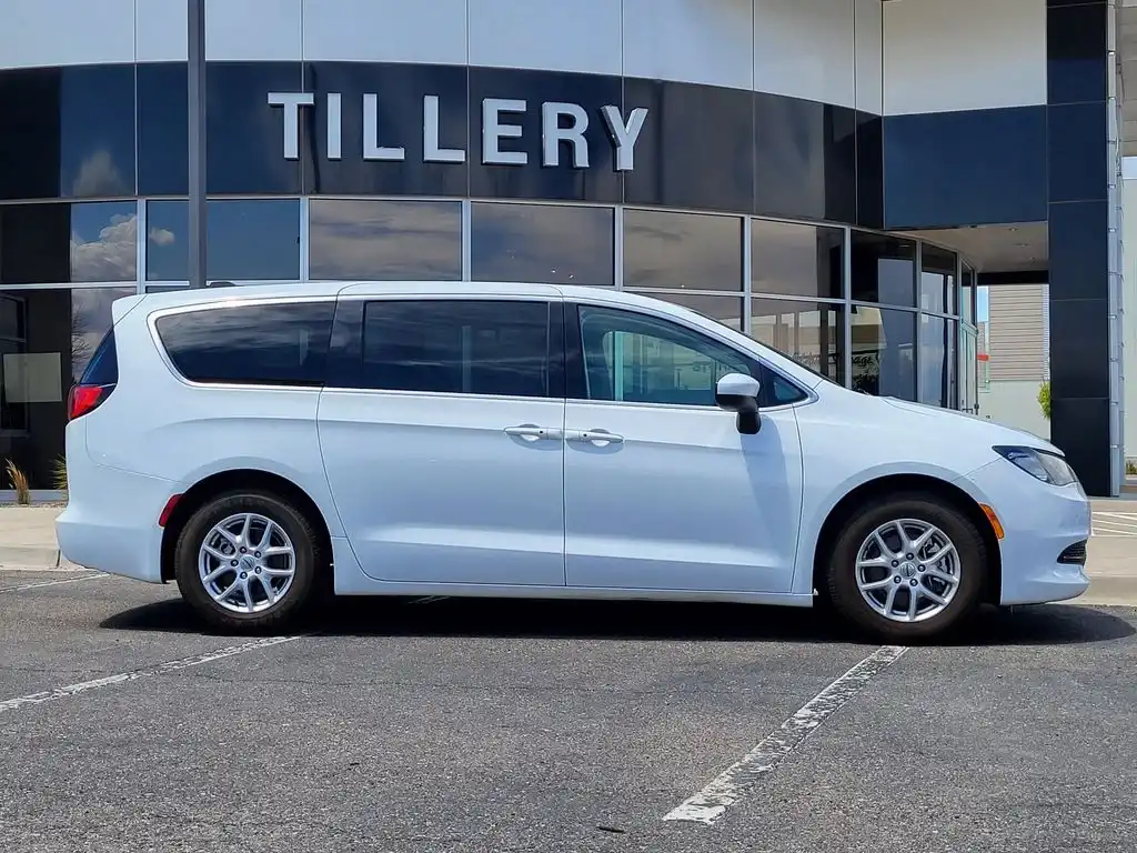 2023 Chrysler Voyager LX's photo