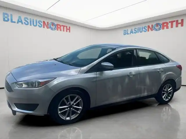 2016 Ford Focus SE Sedan's photo