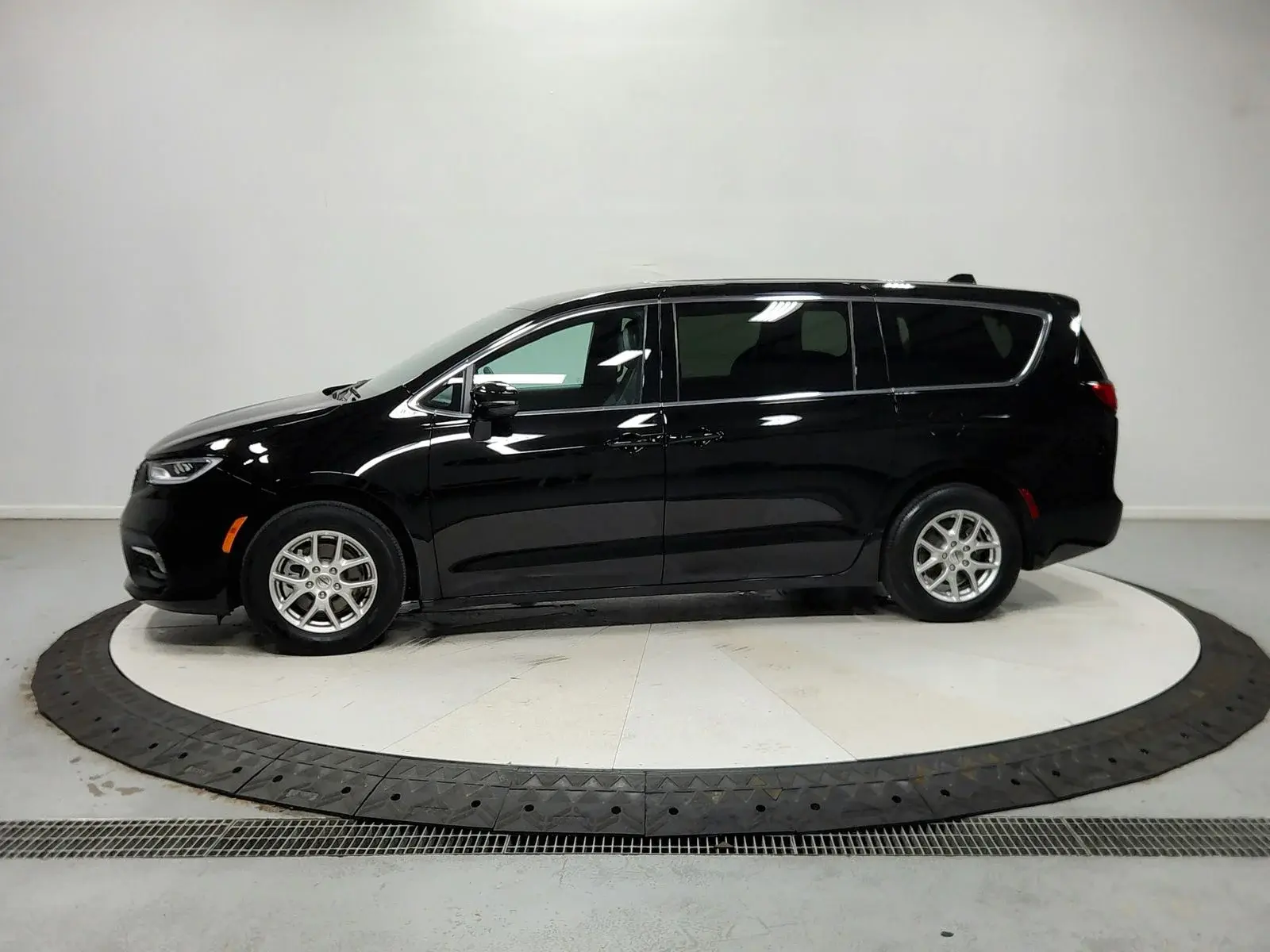 2025 Chrysler Pacifica Select photo 5