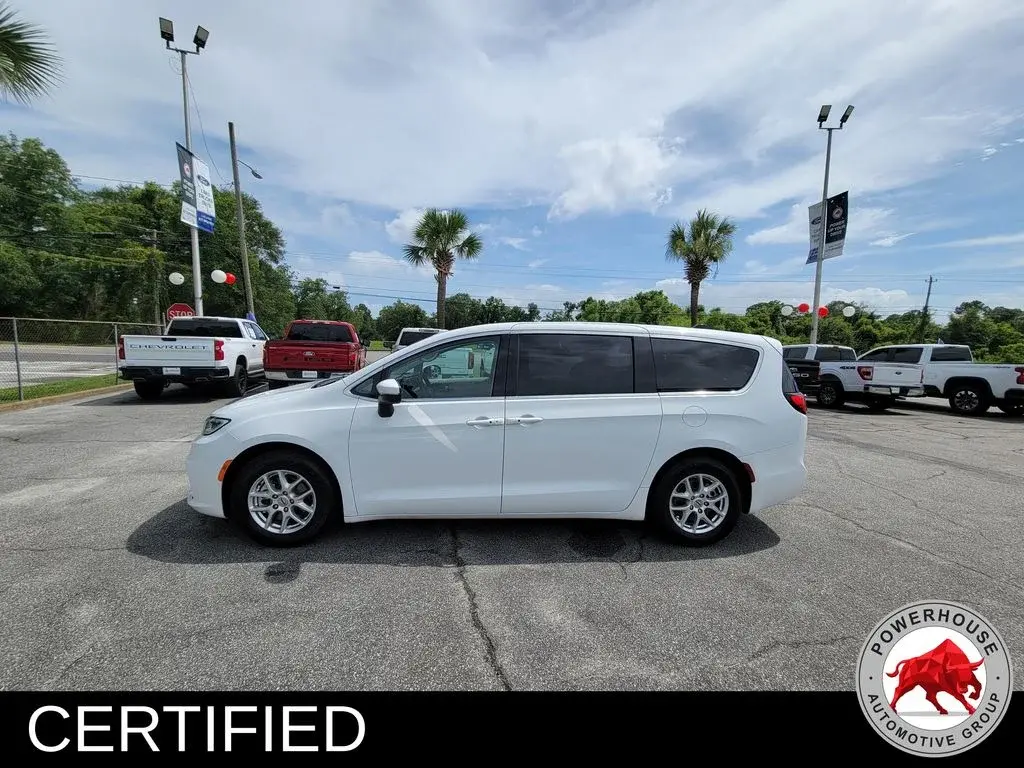 2023 Chrysler Pacifica Touring L photo 3