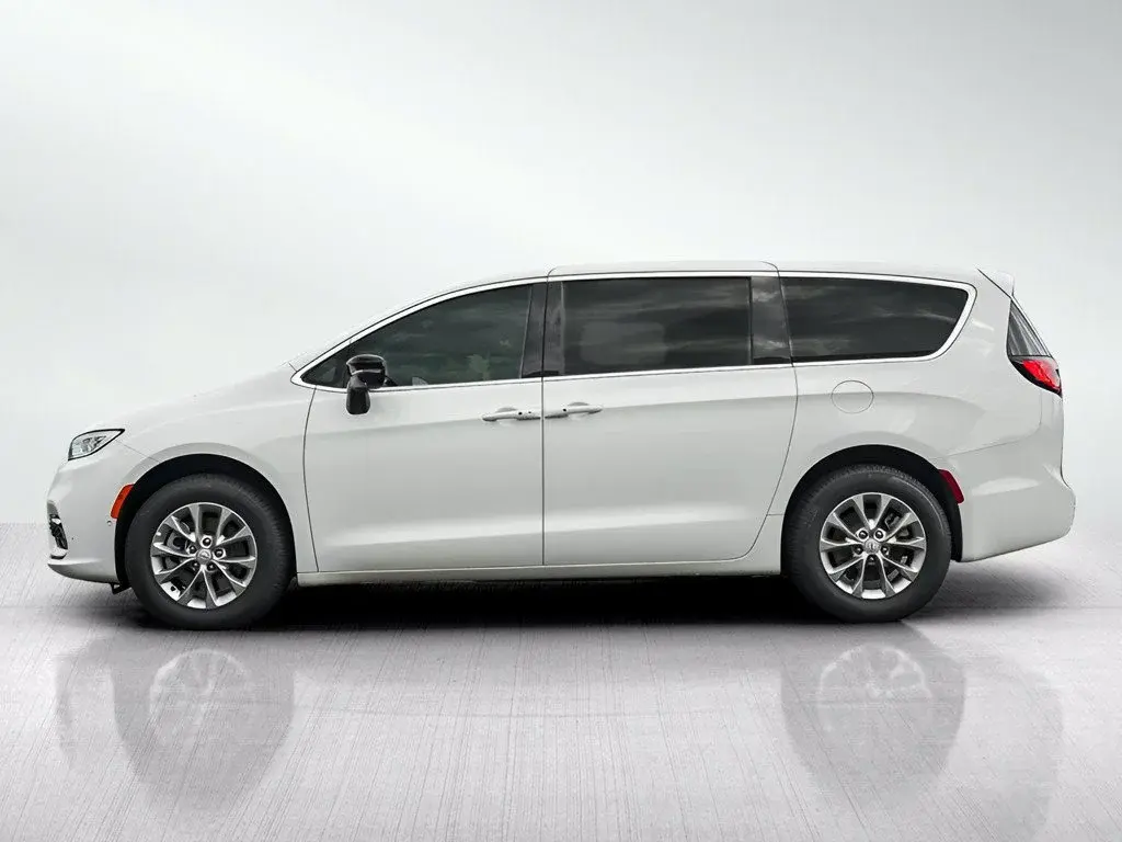 2026 Chrysler Pacifica Select AWD photo 4