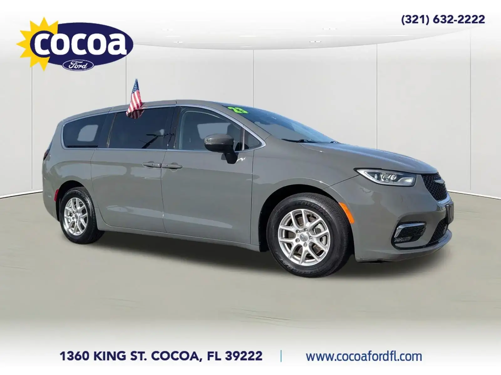 2023 Chrysler Pacifica Touring L photo 1