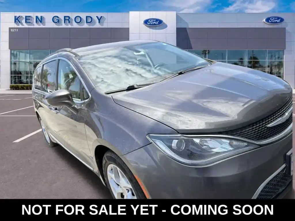 2017 Chrysler Pacifica Touring-L's photo