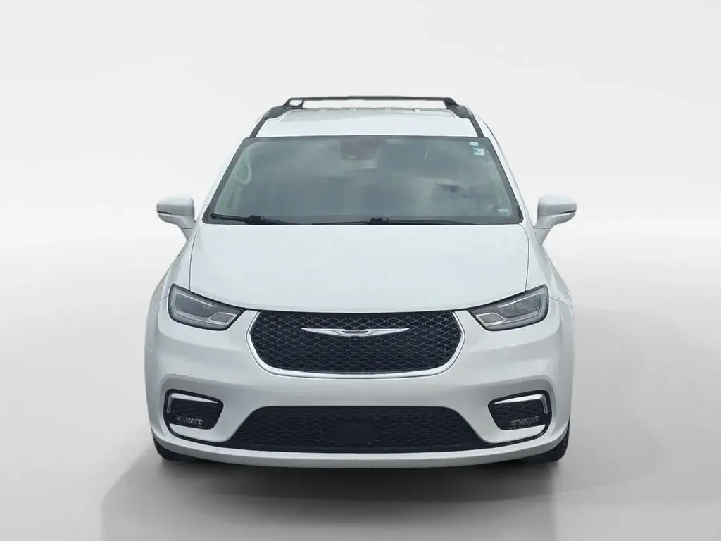 2022 Chrysler Pacifica Touring L photo 3