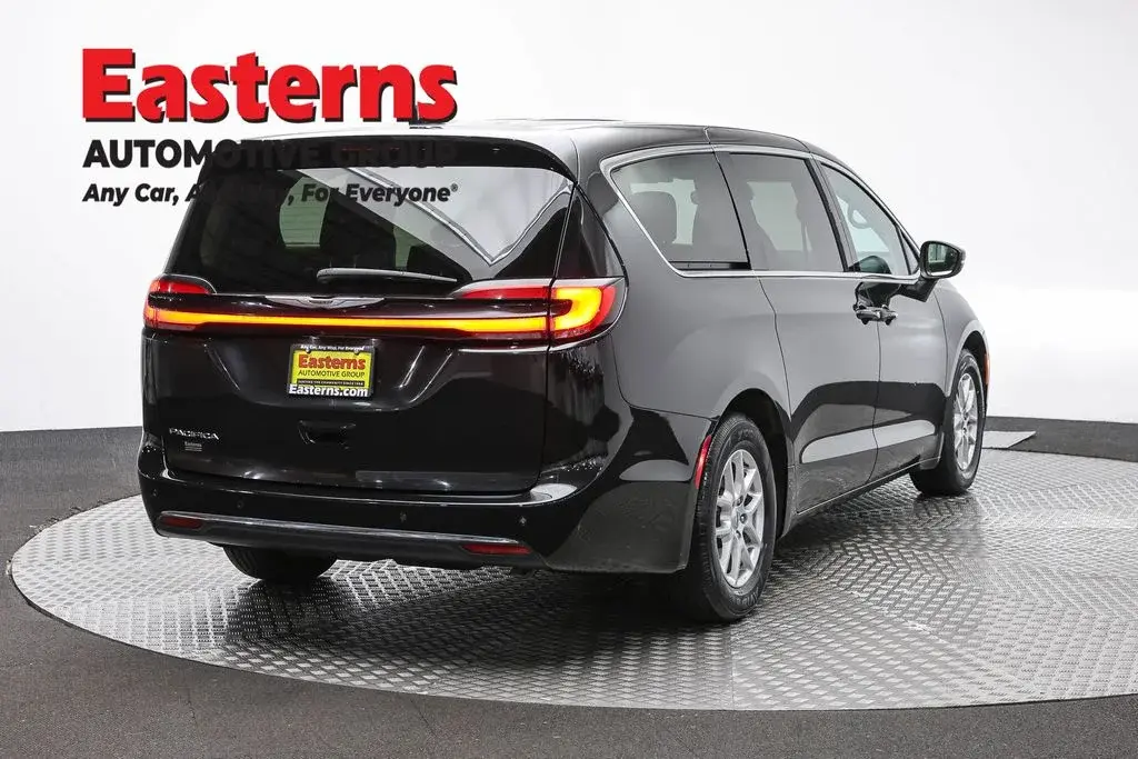 2023 Chrysler Pacifica Touring L photo 5