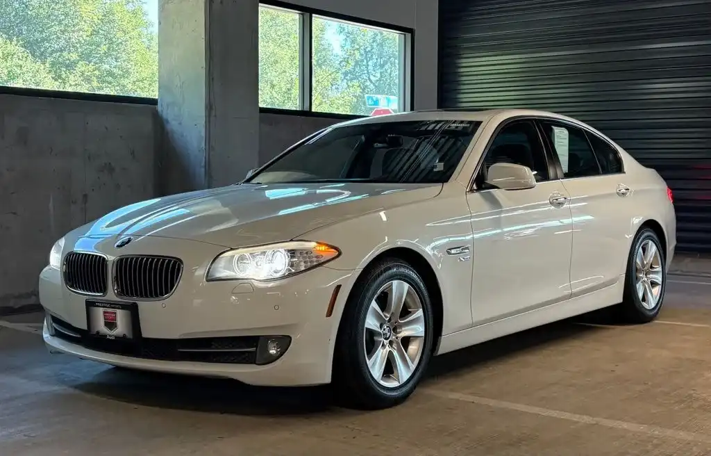 2012 BMW 5 Series 528i xDrive Sedan's photo