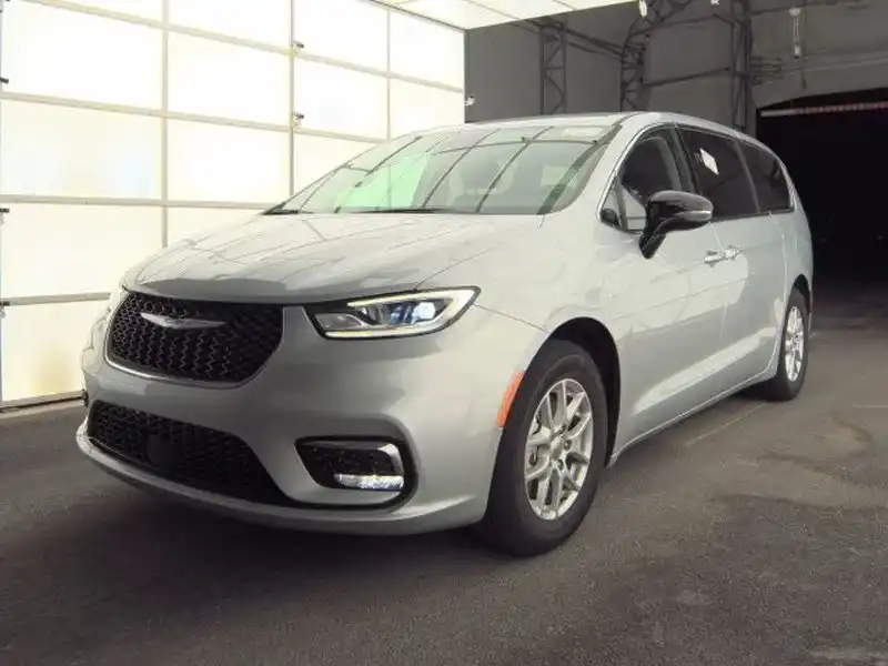 2024 Chrysler Pacifica Touring L's photo