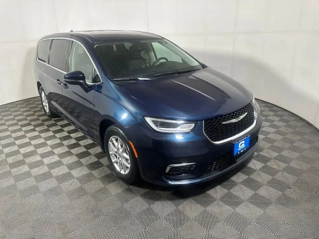 2023 Chrysler Pacifica Touring L's photo