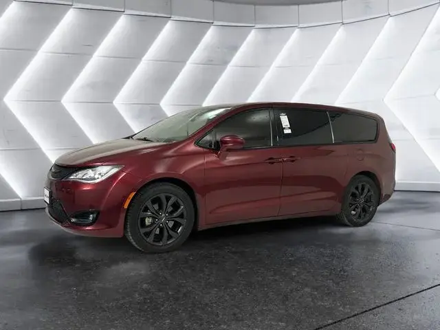 2018 Chrysler Pacifica Touring Plus photo 3