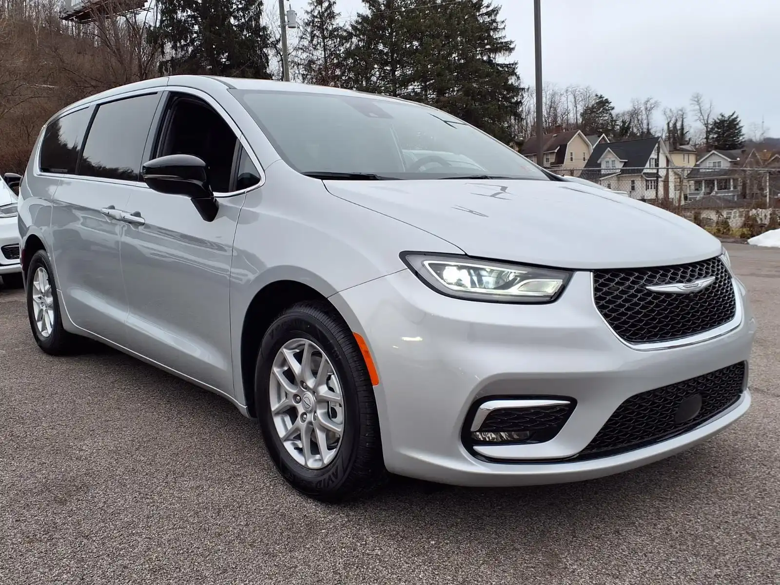 2026 Chrysler Pacifica Select's photo