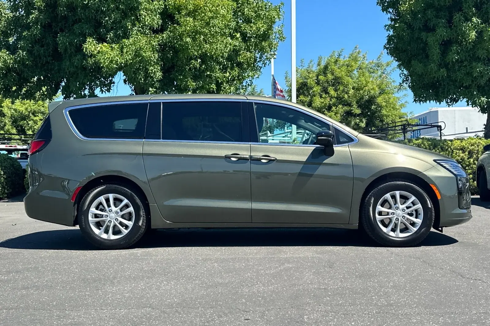 2027 Chrysler Pacifica Select photo 3