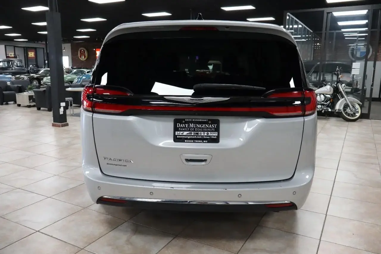 2024 Chrysler Pacifica Touring L photo 4