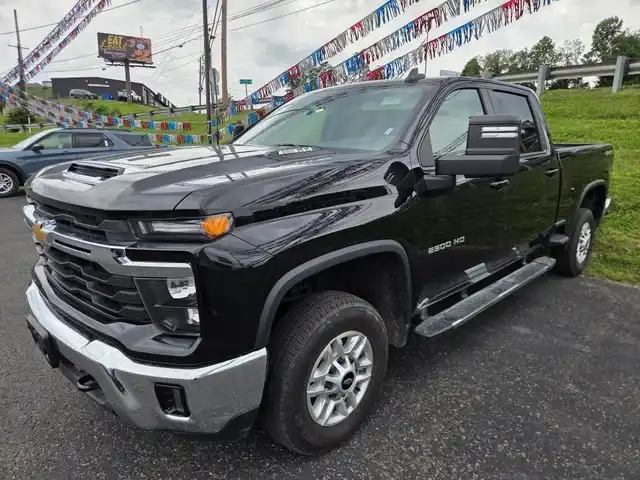 2025 Chevrolet Silverado HD LT 4WD Crew Cab Standard Box's photo