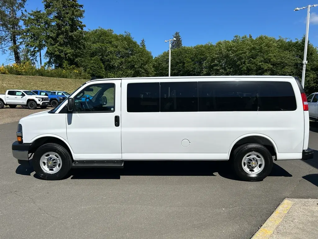2025 Chevrolet Express 3500 LT Extended photo 5