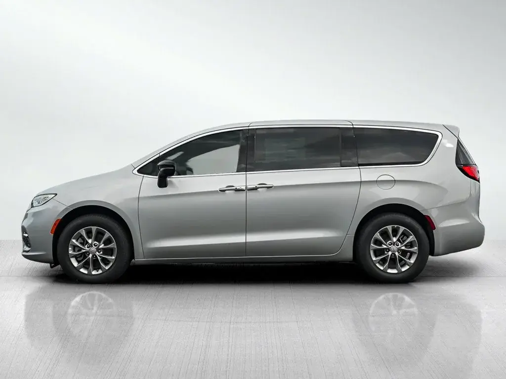 2026 Chrysler Pacifica Select AWD photo 4