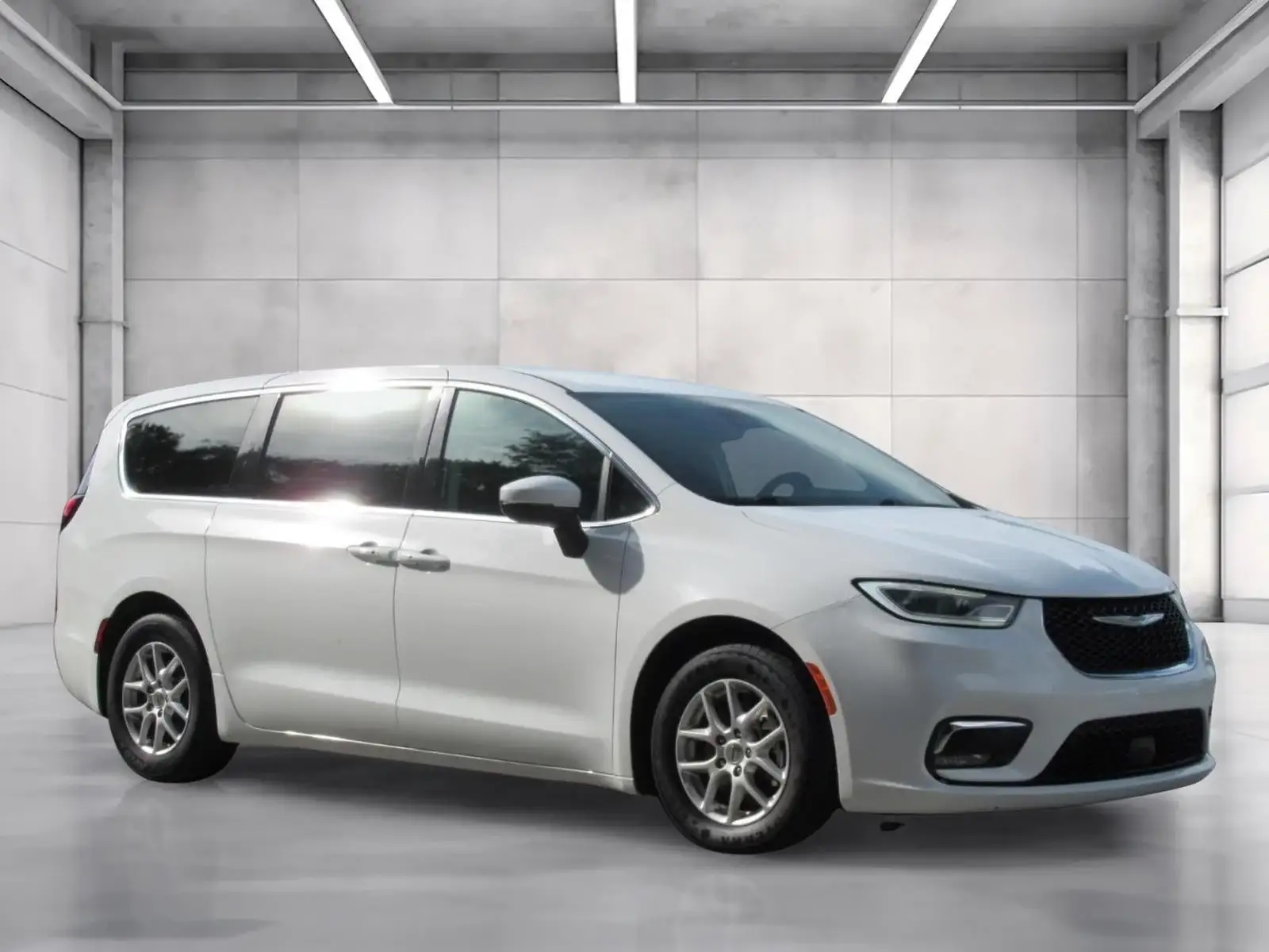2023 Chrysler Pacifica Touring L photo 1