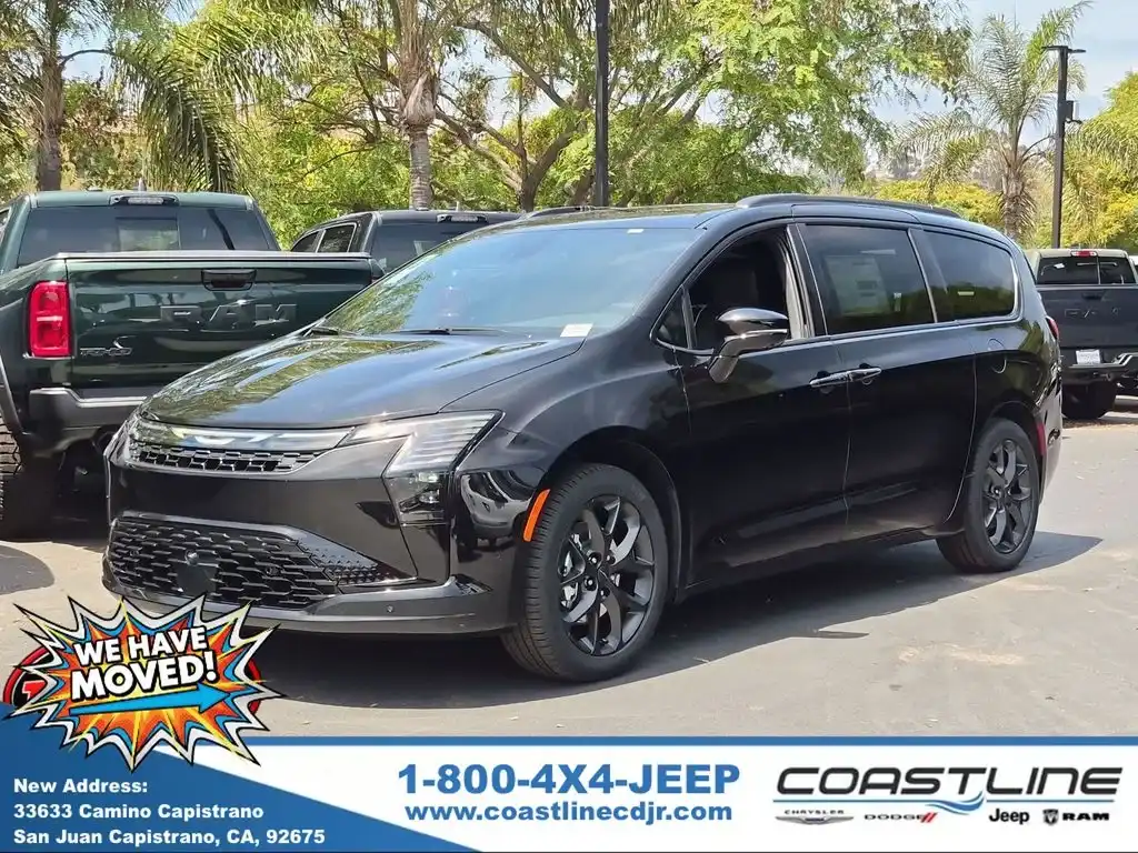 2027 Chrysler Pacifica Limited's photo
