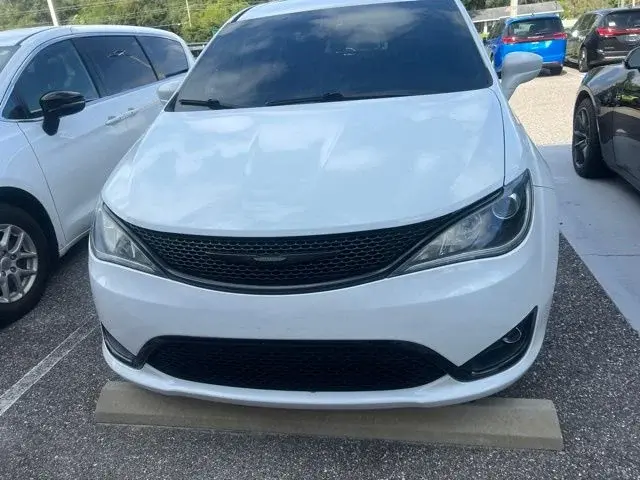 2018 Chrysler Pacifica Touring Plus photo 4