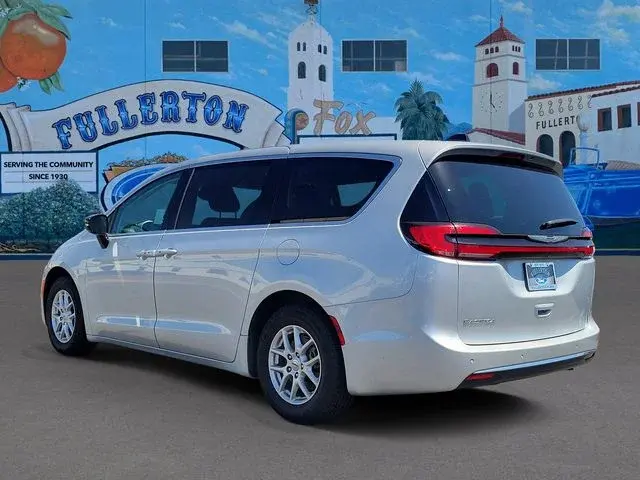 2024 Chrysler Pacifica Touring L photo 3