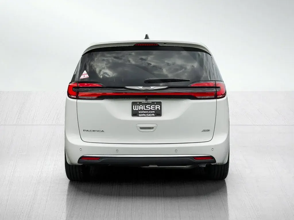 2026 Chrysler Pacifica Select AWD photo 5