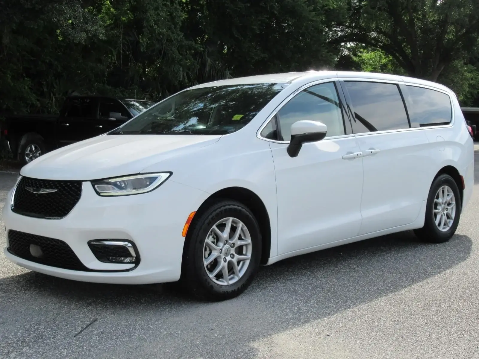 2023 Chrysler Pacifica Touring L photo 3
