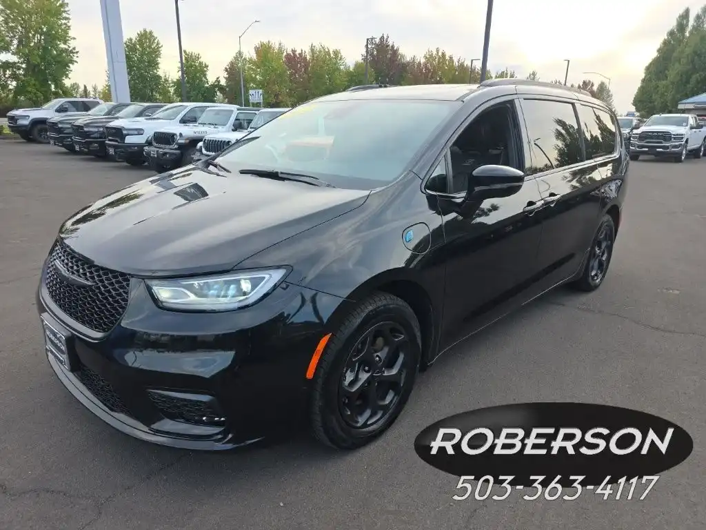 2023 Chrysler Pacifica Hybrid Limited's photo