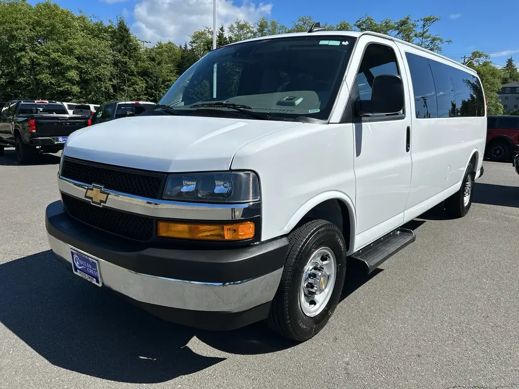 2025 Chevrolet Express 3500 LT Extended photo 4
