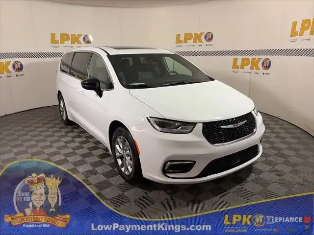 2026 Chrysler Pacifica Limited's photo