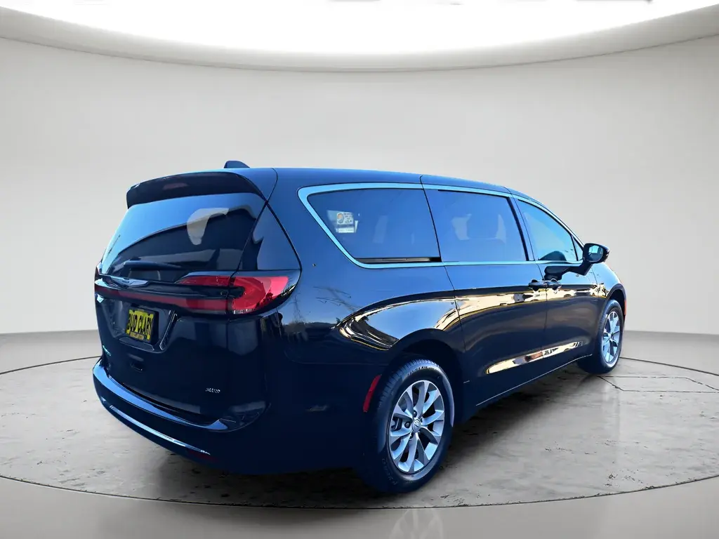 2026 Chrysler Pacifica Select AWD photo 3