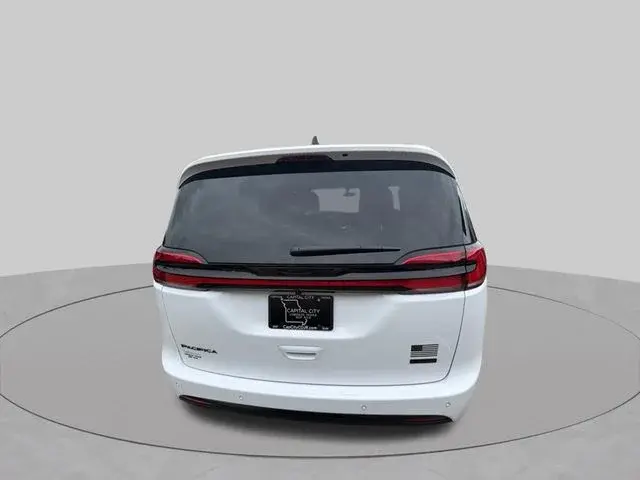 2027 Chrysler Pacifica Select photo 4