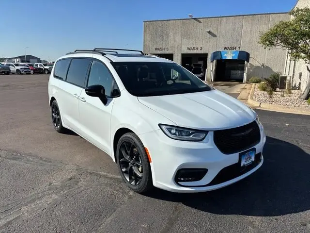2026 Chrysler Pacifica Limited photo 5