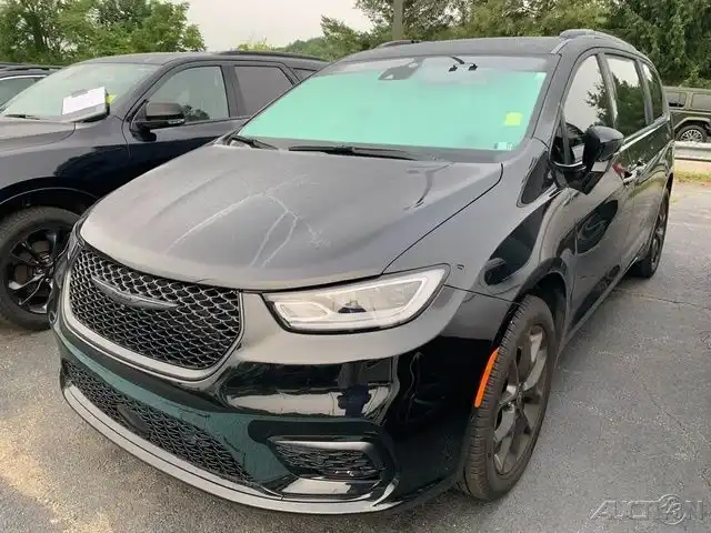 2026 Chrysler Pacifica Limited AWD's photo