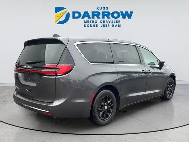 2023 Chrysler Pacifica Touring L photo 5