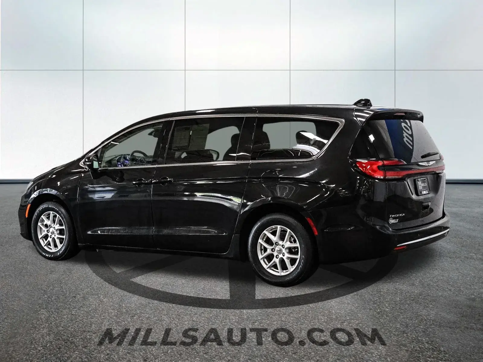 2023 Chrysler Pacifica Touring L photo 4