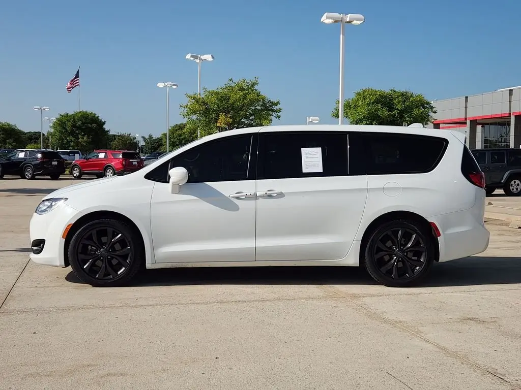 2020 Chrysler Pacifica Touring photo 4