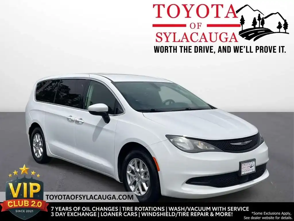 2022 Chrysler Voyager LX's photo