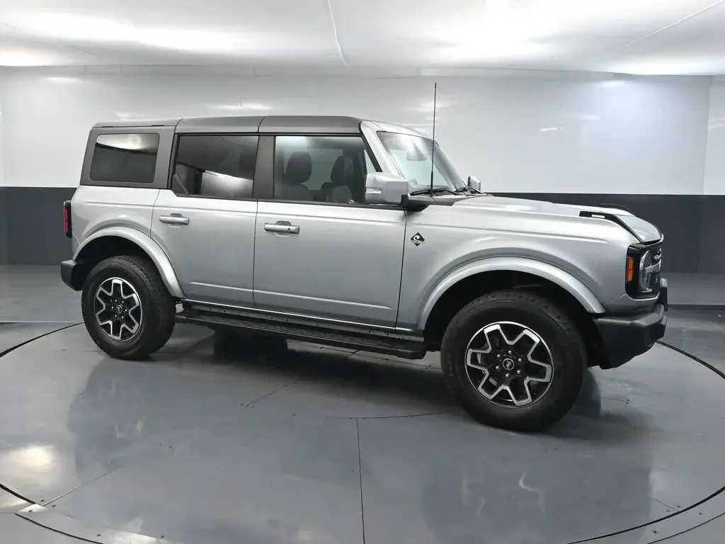 2023 Ford Bronco Outer Banks 4WD 4-door photo 4