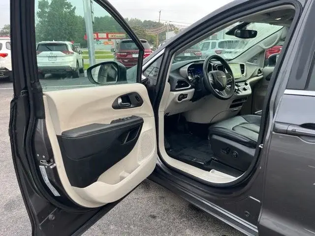 2023 Chrysler Pacifica Touring L photo 4