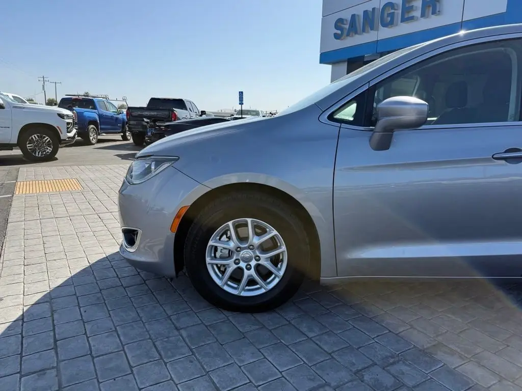 2020 Chrysler Pacifica Touring photo 4