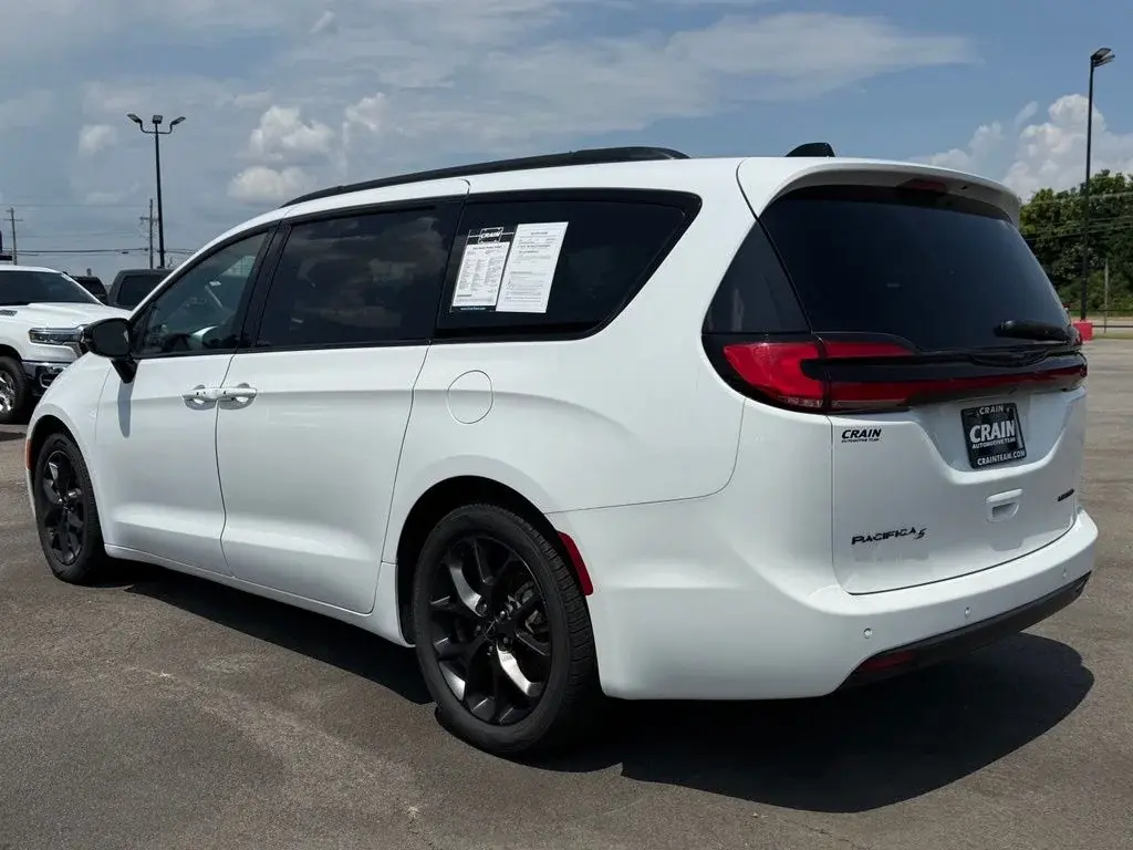 2025 Chrysler Pacifica Limited photo 5