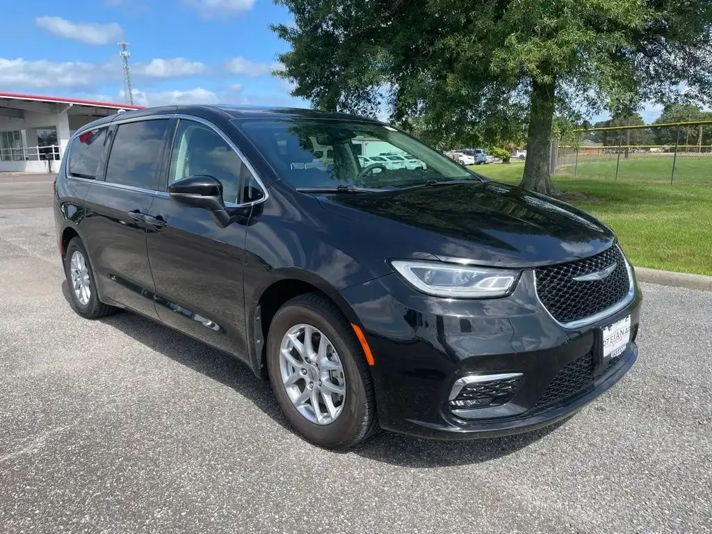 2023 Chrysler Pacifica Touring L's photo