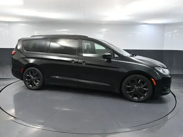 2019 Chrysler Pacifica Touring L Plus photo 3