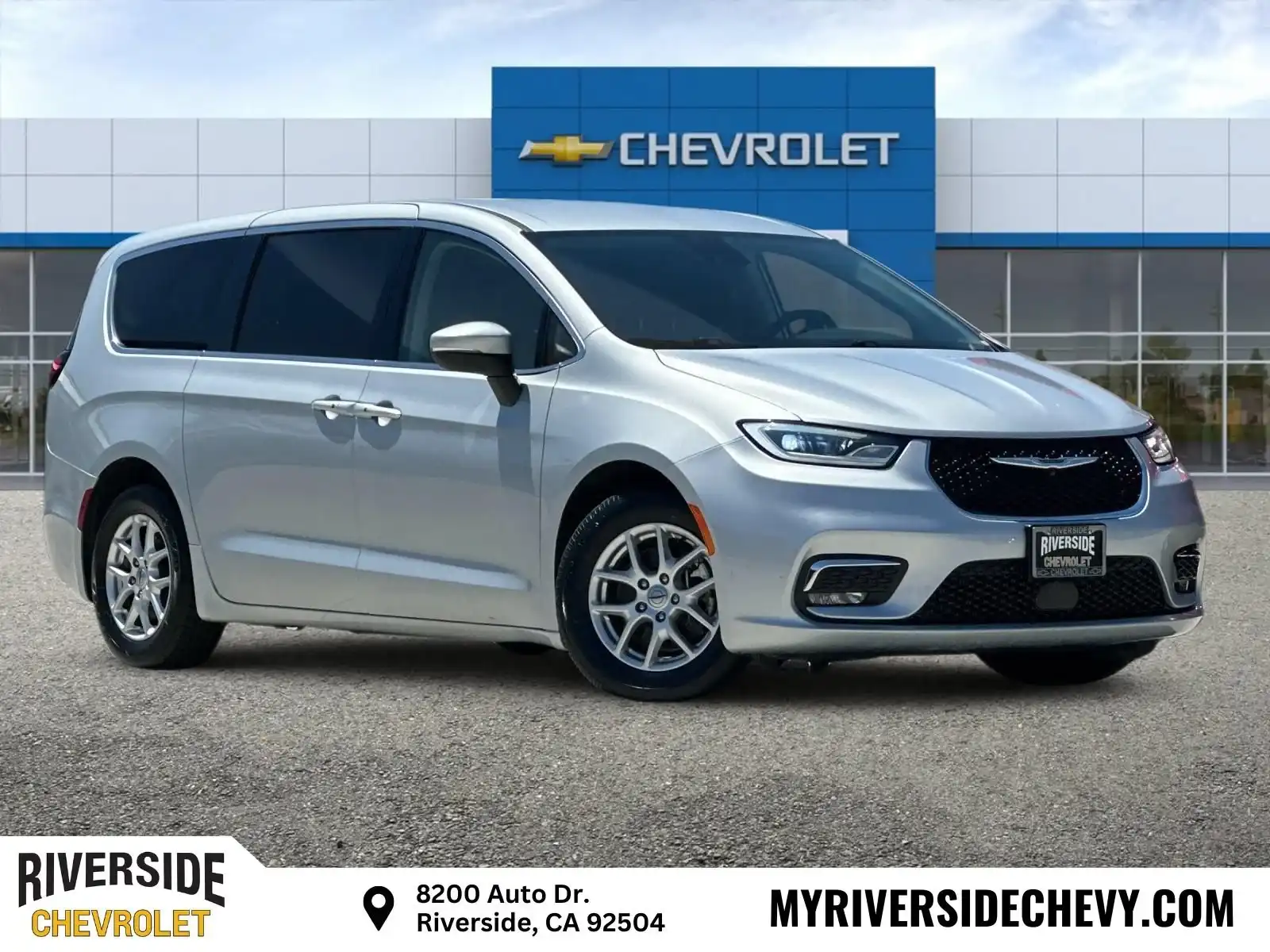 2023 Chrysler Pacifica Touring L's photo