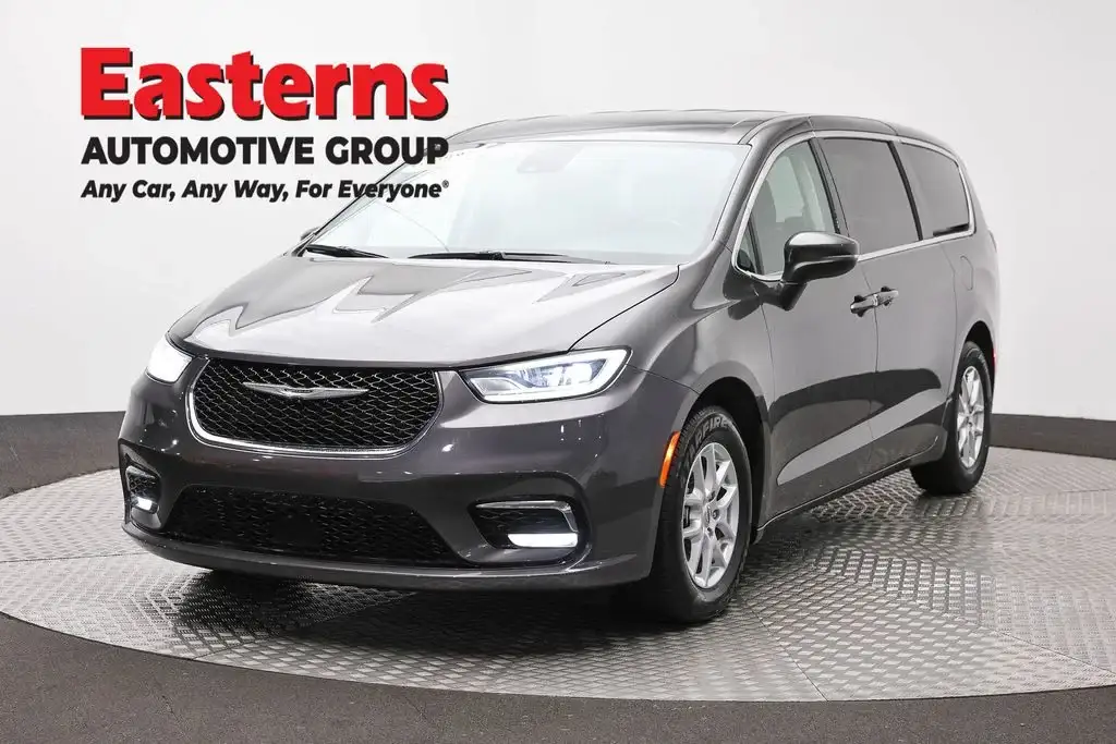2023 Chrysler Pacifica Touring L photo 1