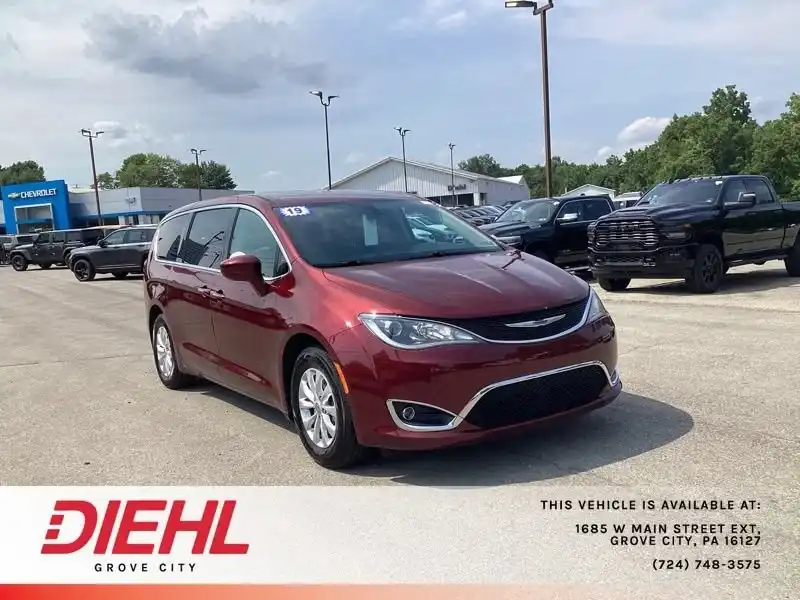 2019 Chrysler Pacifica Touring Plus's photo