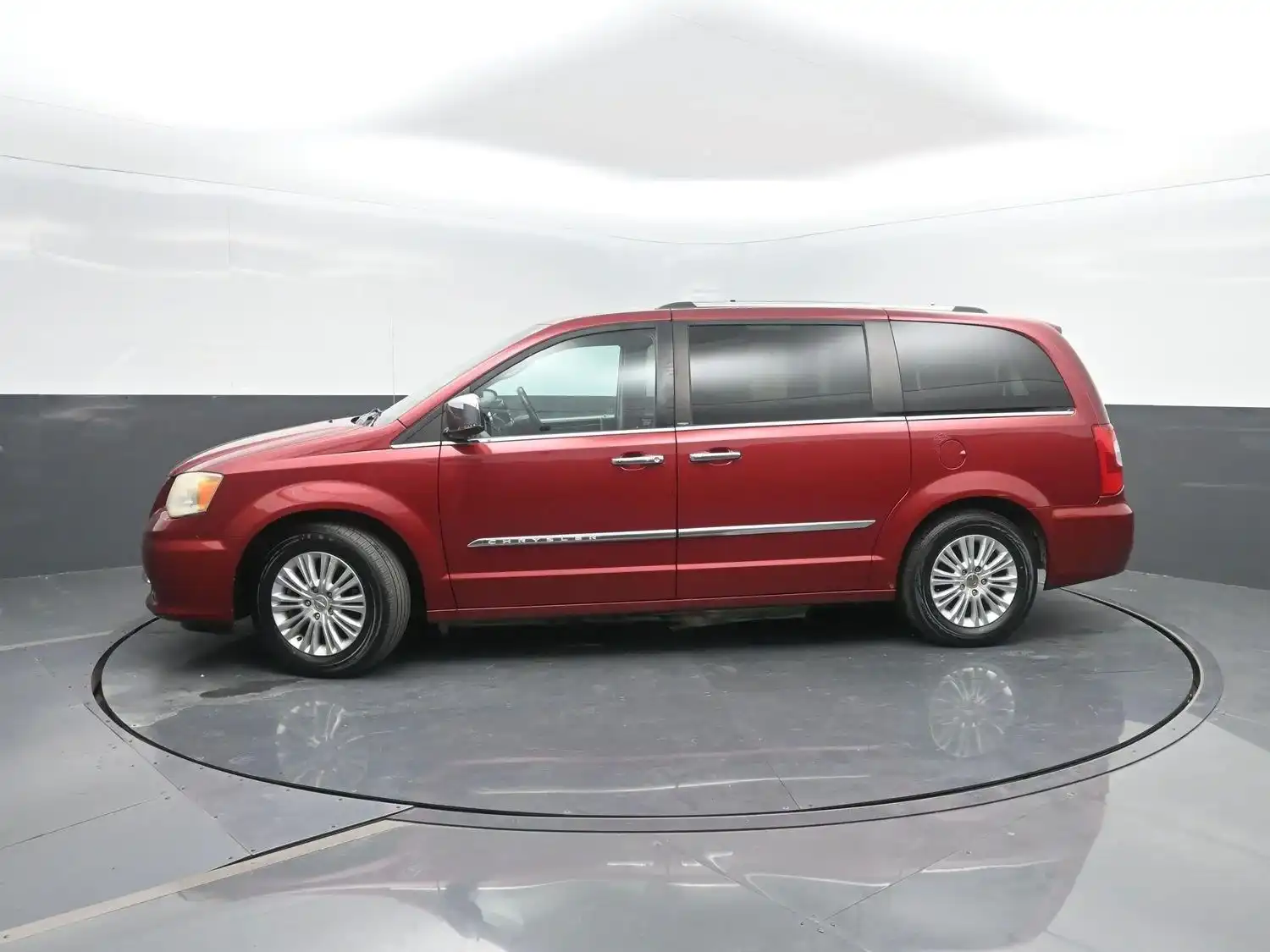 2013 Chrysler Town & Country Limited's photo