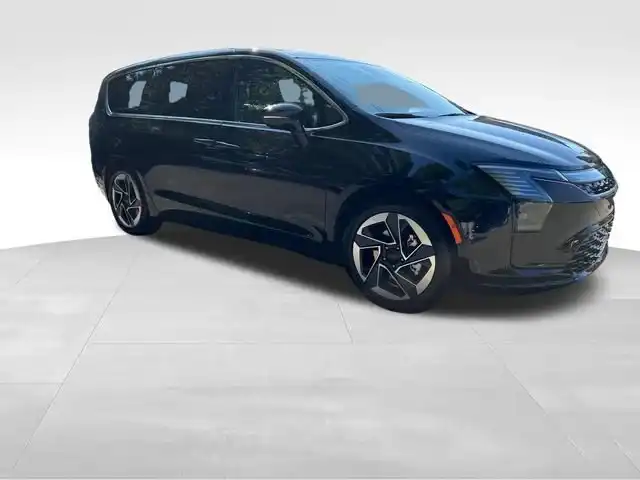 2027 Chrysler Pacifica Limited's photo
