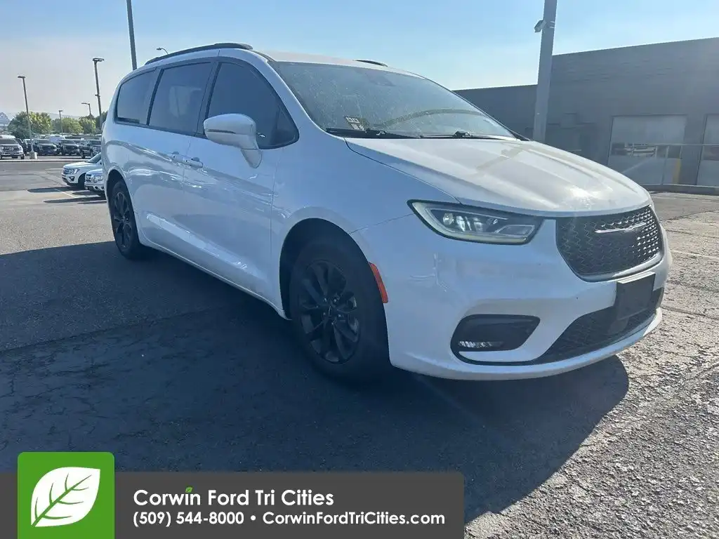 2021 Chrysler Pacifica Touring's photo
