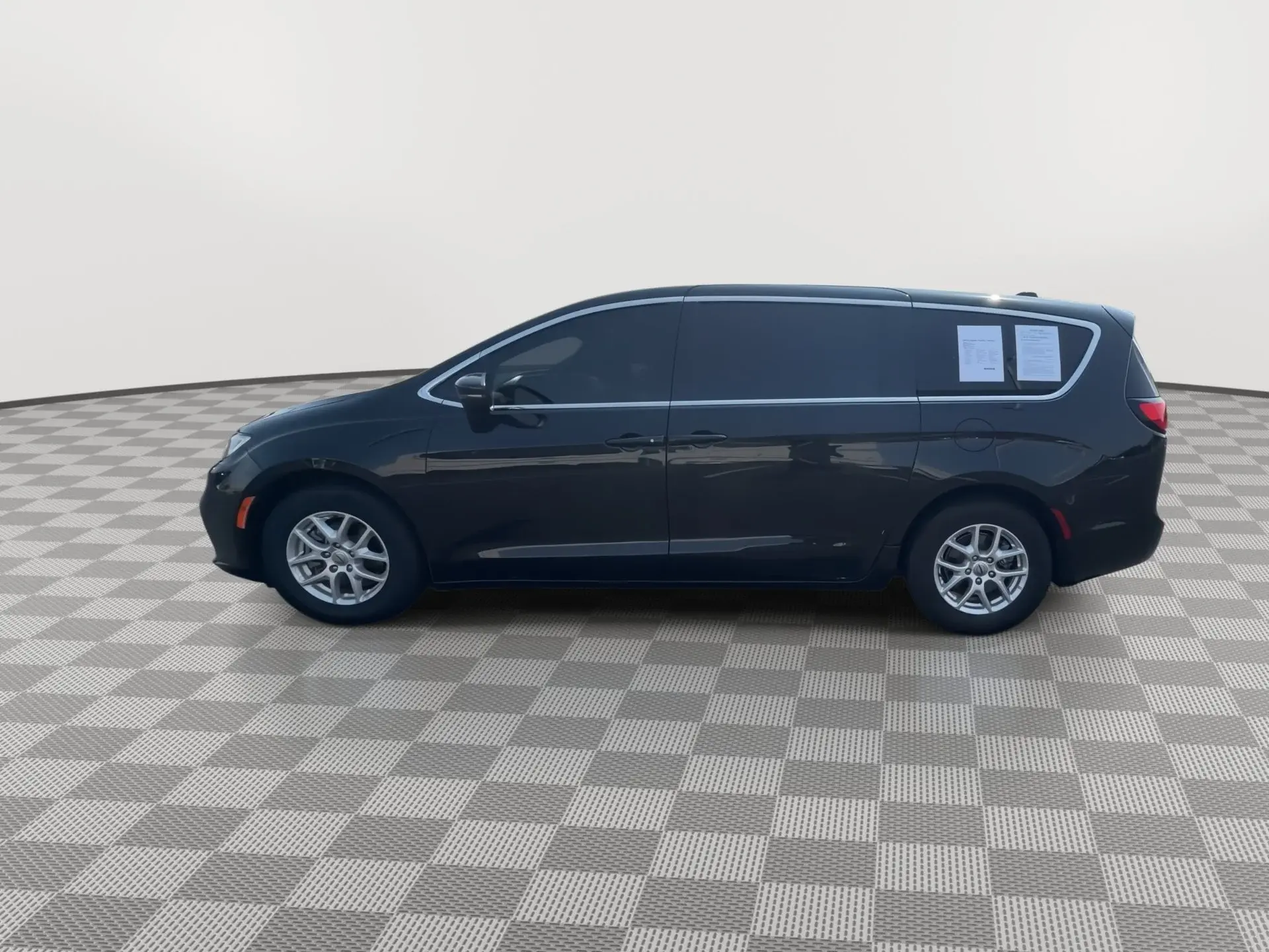 2023 Chrysler Pacifica Touring photo 5