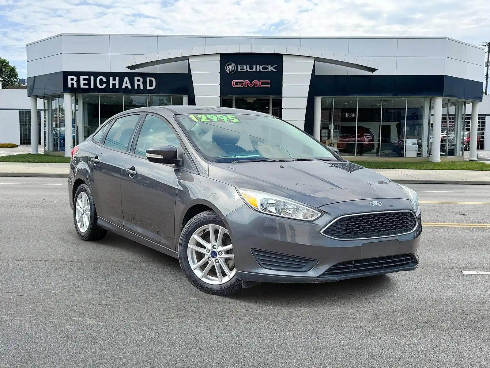 2016 Ford Focus SE Sedan's photo